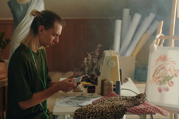 ręczne wyszywanie na maszynie i ręcznie