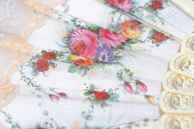 haftowany kwiatowy motyw